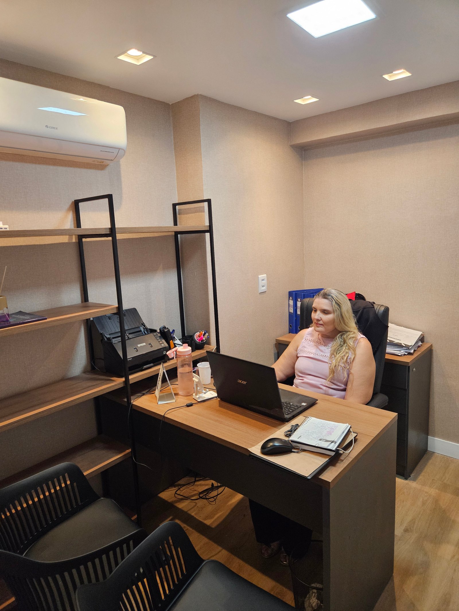 Gerência financeira da GHM em rotina de trabalho no escritório.